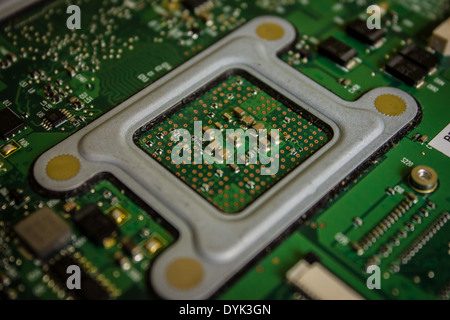 Eine Platine mit verschiedenen elektronischen Komponenten der Baugruppe ist Surface-Mount-Technologie Stockfoto