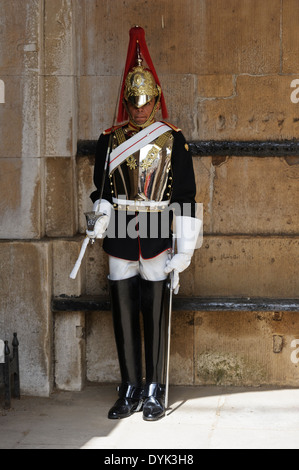 Ein Mitglied des Regiments Royal Horse Guards (Blues) Sentry Aufgaben bei der Horse Guards Whitehall, London, England. Stockfoto