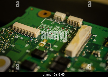 Eine Platine mit verschiedenen elektronischen Komponenten der Baugruppe ist Surface-Mount-Technologie Stockfoto