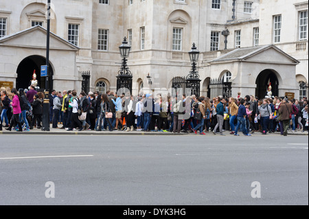 Touristen an einem London berühmtesten Orte, The Horse Guards Whitehall, London, England, Vereinigtes Königreich. Stockfoto