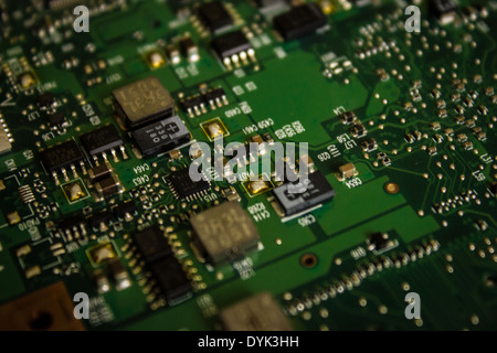 Eine Platine mit verschiedenen elektronischen Komponenten der Baugruppe ist Surface-Mount-Technologie Stockfoto