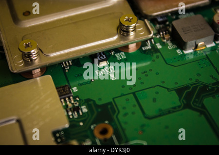 Eine Platine mit verschiedenen elektronischen Komponenten der Baugruppe ist Surface-Mount-Technologie Stockfoto