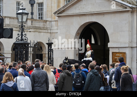 Ein Mitglied des Regiments Royal Horse Guards (Blues) Sentry Aufgaben bei der Horse Guards Whitehall, London, England. Stockfoto