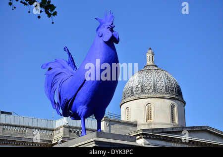 Blauer Hahn auf der Fourth Plinth am Trafalgar Square in London, England Stockfoto