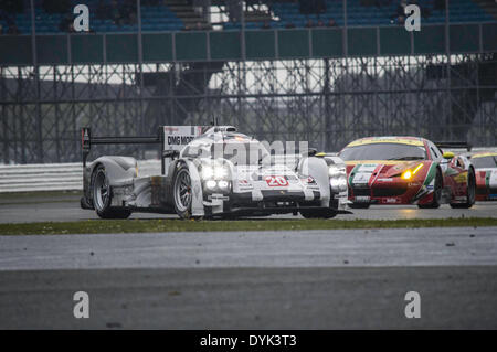 Towcester, UK. 20. April 2014. Die Porsche Team #20 Porsche 919 Hybrid angetrieben von TIMO BERNHARD, MARK WEBBER und BRENDON HARTLEY während den 6 Stunden von Silverstone 2014 in Silverstone in Towcester, Vereinigtes Königreich. Bildnachweis: Gergo Toth/Alamy Live-Nachrichten Stockfoto