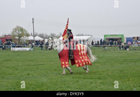 Thame, Oxon, UK. 20. April 2013. Reiter der das Stuntteam Display Ritter führen, Ritterturniere und Stunts bei Thame Country Fair Stockfoto