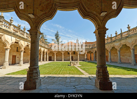 Imposante barocke Architektur im Escuelas Menores Courtyard, Castilla y León, der Universität Salamanca, Spanien. Stockfoto