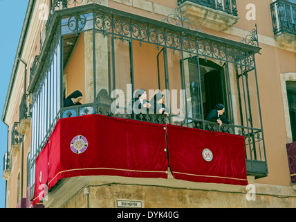 Nonnen auf einem geschmückten Balkon beobachten des Schwimmers der Esel am Palmsonntag während der Semana Santa, Salamanca, Spanien. Stockfoto