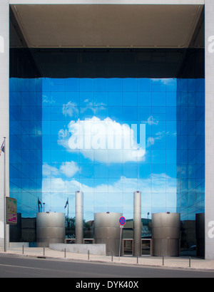 Wolke spiegelt sich in Glas Gebäudewand drinnen oder draußen? Stockfoto