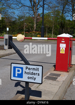 Automatische Schranke mit Inhaber erlauben nur Zeichen UK Stockfoto