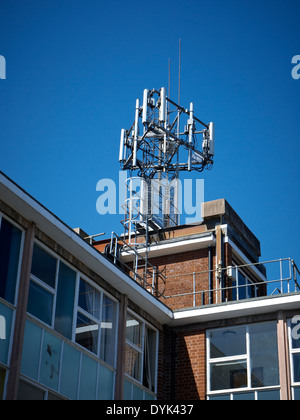 Handy-Sendemast auf Bürogebäude UK Stockfoto