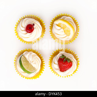 vier Früchte garniert cupcakes Stockfoto