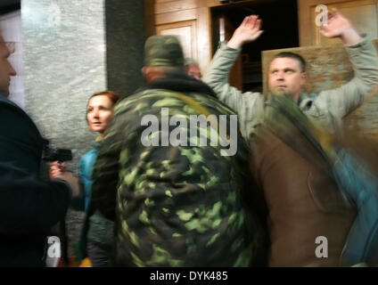 Luhansk, Ukraine. 20. April 2014. prorussische Aktivisten überfallen Journalisten am Eingang, das ukrainische Regionalbüro des Sicherheitsdienstes in Luhansk---bewaffneten prorussische Kämpfer verschanzt der ukrainischen Regionalbüro des Sicherheitsdienstes in Luhansk und weigerte sich, ihre Waffen und geschworen, um abzuwehren alle Bemühungen durch den Staat, sie zu verdrängen. Bildnachweis: Igor Golovnov/Alamy Live-Nachrichten Stockfoto