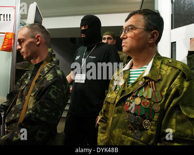 Luhansk, Ukraine. 20. April 2014. pro-russischen Aktivisten. ausgezeichnet mit Medaillen für den Militärdienst beim Aufbau der ukrainischen regionalen Geschäftsstelle des Sicherheitsdienstes in Luhansk---bewaffneten prorussische Kämpfer verschanzt der ukrainischen Regionalbüro des Sicherheitsdienstes in Luhansk und weigerte sich, ihre Waffen und geschworen, um abzuwehren alle Bemühungen durch den Staat, sie zu verdrängen. Bildnachweis: Igor Golovnov/Alamy Live-Nachrichten Stockfoto