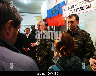 Luhansk, Ukraine. 20. April 2014. eines der führenden Unternehmen der prorussischen Aktivisten Valery Bolotoff eine Aussage zu den Reportern, die der Widerstand-zentrale Perhode der aktiven Phase von 14 Stunden 21. April 2014 in das Gebäude des ukrainischen Regionalbüros des Sicherheitsdienstes in Luhansk---bewaffneten prorussische Kämpfer macht in verschanzt beschlossen die ukrainischen Regionalbüro des Sicherheitsdienstes in Luhansk und weigerte sich, ihre Waffen und geschworen, um abzuwehren alle Bemühungen durch den Staat, sie zu verdrängen. Bildnachweis: Igor Golovnov/Alamy Live-Nachrichten Stockfoto