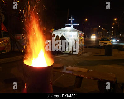 Luhansk, Ukraine. 20. April 2014. pro-russische Aktivisten wärmen sich am Lagerfeuer neben Barrikaden vor Eingang zur ukrainischen Regionalbüro des Sicherheitsdienstes in Luhansk Credit: Igor Golovnov/Alamy Live News Stockfoto