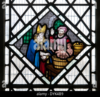 Saint Nicholas Speichern von drei Jungen aus einem Fass Glasmalerei, St. Nicholas Kirche, Little Horwood, Buckinghamshire, England, Großbritannien Stockfoto