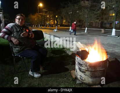 Luhansk, Ukraine. 20. April 2014. pro-russische Aktivisten wärmen sich am Lagerfeuer neben Barrikaden vor Eingang zur ukrainischen Regionalbüro des Sicherheitsdienstes in Luhansk Credit: Igor Golovnov/Alamy Live News Stockfoto