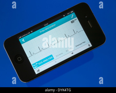 Tragbares EKG EKG Herz Monitor App läuft auf iPhone 4 zeigt normalen Sinus Herz Rhythmus Spur. Stockfoto