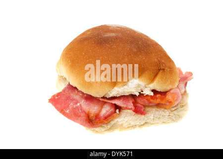 Knusprig gegrillter Speck in ein weiches Brot Roll Sandwich - Studio gedreht mit weißem Hintergrund Stockfoto