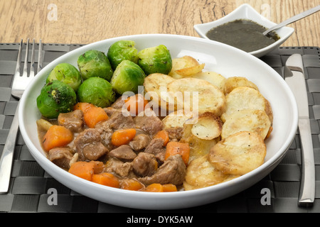 Traditionelle Lancashire Hotpot mit Brocken von Lamm oder Hammelfleisch und Fischtöpfe mit Karotten und Zwiebeln in einer leckeren Soße Stockfoto