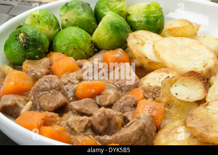 Traditionelle Lancashire Hotpot close-up, mit Stücken von Lamm oder Hammelfleisch gemacht und Fischtöpfe mit Karotten und Zwiebeln in leckere Soße Stockfoto