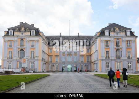 Nicht identifizierte Personen vor dem Schloss Augustusburg in Brühl bei Bonn, Nord Rhein Westfalen, Deutschland. Stockfoto