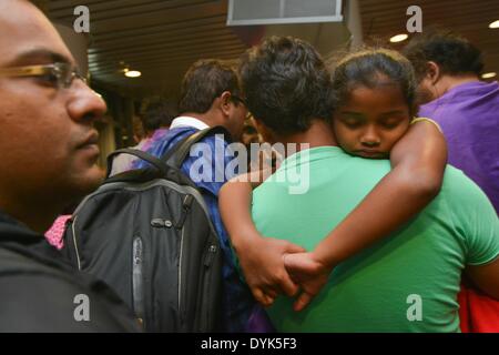 Kuala Lumpur, Malaysia. 21. April 2014. Passagiere von Flug MH192 von Malaysia Airlines (MAS) in die Warteschlange im Zollamt des internationalen Flughafen Kuala Lumpur in Malaysia am 21. April 2014. Malaysische Minister für Transport Hishammuddin Hussein traf sich mit Passagiere des Fluges MH192 von Malaysia Airlines (MAS), die einen Hauch Jahrhundertwende-Rücken gemacht Montag wegen Fahrwerk Störung. Bildnachweis: Chong Voonchung/Xinhua/Alamy Live-Nachrichten Stockfoto