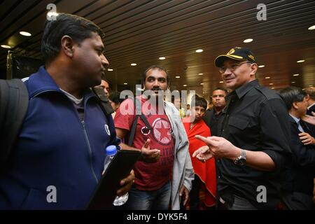 Kuala Lumpur, Malaysia. 21. April 2014. Malaysische Minister für Transport Hishammuddin Hussein(1st R) trifft mit Passagieren des Fluges MH192 von Malaysia Airlines (MAS) am Flughafen von Kuala Lumpur in Malaysia am 21. April 2014. Der Flug MH192 machte einen Hauch Wende-Rückseite Montag wegen Fahrwerk Störung. Bildnachweis: Chong Voonchung/Xinhua/Alamy Live-Nachrichten Stockfoto