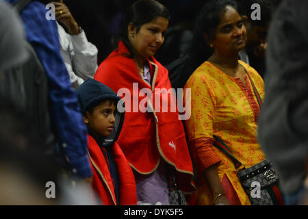 Kuala Lumpur, Malaysia. 21. April 2014. Passagiere von Flug MH192 von Malaysia Airlines (MAS) in die Warteschlange im Zollamt des internationalen Flughafen Kuala Lumpur in Malaysia am 21. April 2014. Malaysische Minister für Transport Hishammuddin Hussein traf sich mit Passagiere des Fluges MH192 von Malaysia Airlines (MAS), die einen Hauch Jahrhundertwende-Rücken gemacht Montag wegen Fahrwerk Störung. Bildnachweis: Chong Voonchung/Xinhua/Alamy Live-Nachrichten Stockfoto
