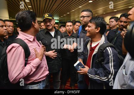 Kuala Lumpur, Malaysia. 21. April 2014. Malaysische Minister für Transport Hishammuddin Hussein (2 L) spricht mit Passagieren des Fluges MH192 von Malaysia Airlines (MAS) am Flughafen von Kuala Lumpur in Malaysia am 21. April 2014. Der Flug MH192 machte einen Hauch Wende-Rückseite Montag wegen Fahrwerk Störung. Bildnachweis: Chong Voonchung/Xinhua/Alamy Live-Nachrichten Stockfoto