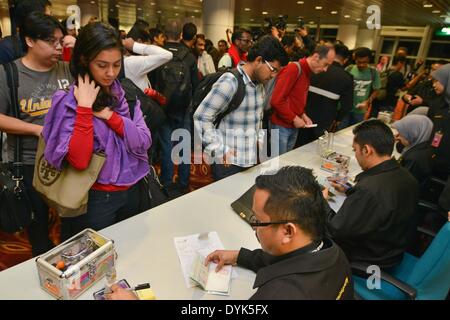 Kuala Lumpur, Malaysia. 21. April 2014. Passagiere von Flug MH192 von Malaysia Airlines (MAS) in die Warteschlange im Zollamt des internationalen Flughafen Kuala Lumpur in Malaysia am 21. April 2014. Malaysische Minister für Transport Hishammuddin Hussein traf sich mit Passagiere des Fluges MH192 von Malaysia Airlines (MAS), die einen Hauch Jahrhundertwende-Rücken gemacht Montag wegen Fahrwerk Störung. Bildnachweis: Chong Voonchung/Xinhua/Alamy Live-Nachrichten Stockfoto
