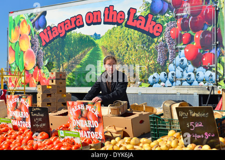 Mennonite Frau Verkauf von Gemüse, St. Jacobs Village, Farmers Market, Ontario Stockfoto