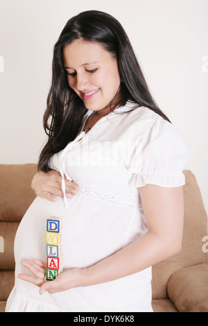 Nahaufnahme einer schwangeren Frau mit Baby Buchstaben in die hand Stockfoto