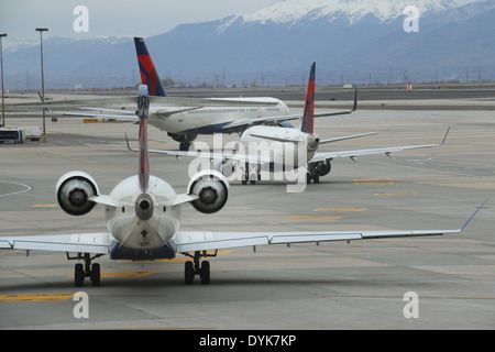 Jet-Flugzeuge in Linie auf Asphalt Flughafen Salt Lake City Utah Stockfoto