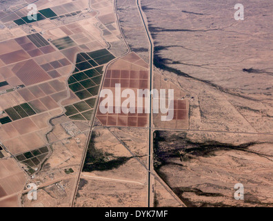 Aerial bewässern Hof-Feld in der Wüste in der Nähe von Phoenix Arizona Stockfoto