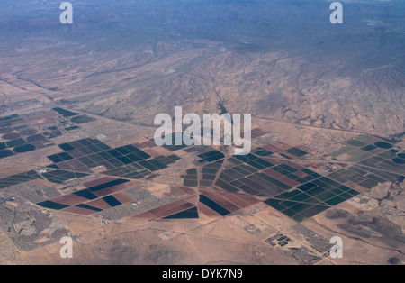 Aerial bewässern Hof-Feld in der Wüste in der Nähe von Phoenix Arizona Stockfoto