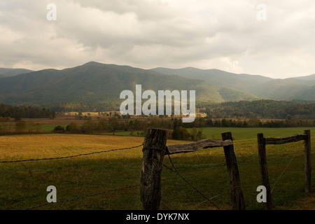 Split Rail Zaun in Cades Cove Great Smoky Mountains National Park mit Bergen im Hintergrund Stockfoto