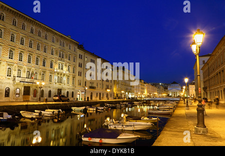 Triest, Italien. Canal grande in der Nacht. Stockfoto