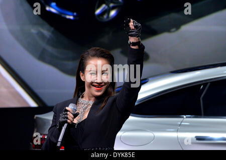 Peking, China. 20. April 2014. Sängerin Coco Lee singt bei der Medien-Vorschau von 2014 Beijing International Automotive Exhibition in Peking, China, 20. April 2014. © Hao Qunying/Xinhua/Alamy Live-Nachrichten Stockfoto