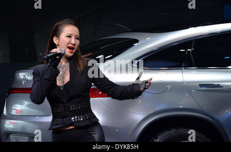 Peking, China. 20. April 2014. Sängerin Coco Lee singt bei der Medien-Vorschau von 2014 Beijing International Automotive Exhibition in Peking, China, 20. April 2014. © Hao Qunying/Xinhua/Alamy Live-Nachrichten Stockfoto