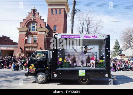 Toronto, Kanada. 20. April 2014. Tänzer auf einem LKW während der 2014 Toronto Strände Löwen Easter Parade in Toronto, Kanada, 20. April 2014. © Zou Zheng/Xinhua/Alamy Live-Nachrichten Stockfoto