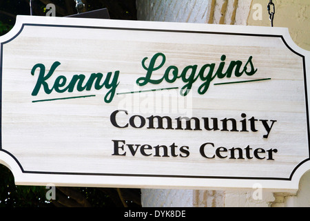 Hängenden hölzernen Schild Kenny Loggins Community Events Center in Santa Barbara, Kalifornien Stockfoto