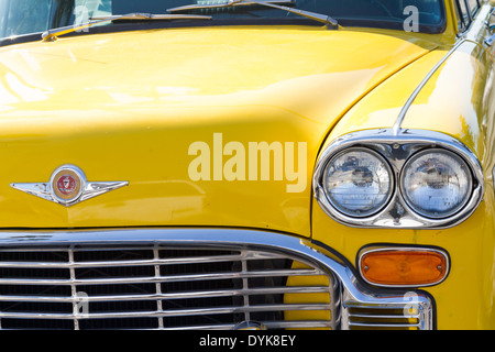 Front-End-Detail von einem gelben 1971 Checker Marathon Taxi Stockfoto