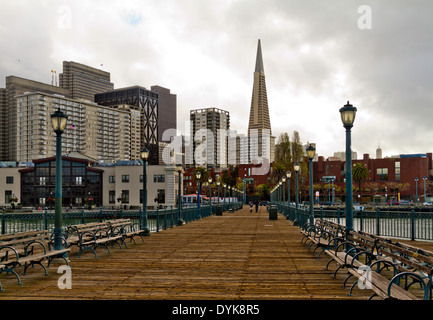 Die Innenstadt von San Francisco mit der Transamerica Pyramid gesehen von einem Pier am Embarcadero. Stockfoto