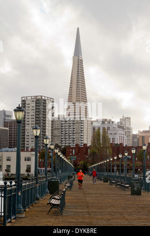 Die Transamerica Pyramid gesehen von einem Pier auf der Embarcadero in San Francisco, Kalifornien Stockfoto