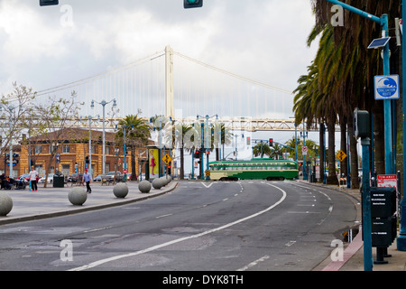 Ein Blick auf San Francisco Embarcadero mit Vintage Straßenbahn und Bay Bridge im Hintergrund. Stockfoto