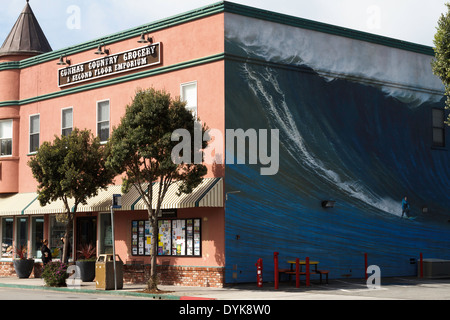 Surfen Sie Wandgemälde auf Mauer der Cunhas Country Store in Half Moon Bay, Kalifornien vom Künstler Fabia des Surfers Jeff Clark. Stockfoto