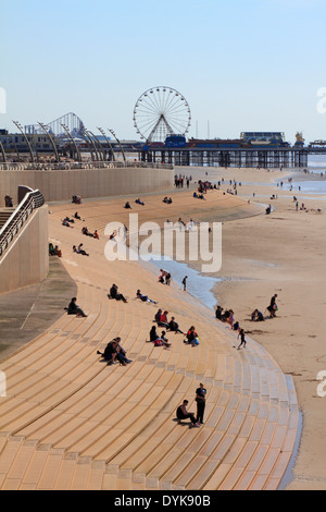 Touristen auf der Promenade und Meer Regeneration mit entfernten Central Pier, Blackpool, Lancashire, England, UK. Stockfoto