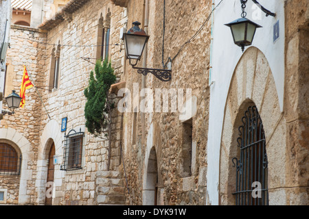 Old Stone Street in Sitges, Katalonien, Spanien, in der Nähe von Barcelona Stockfoto